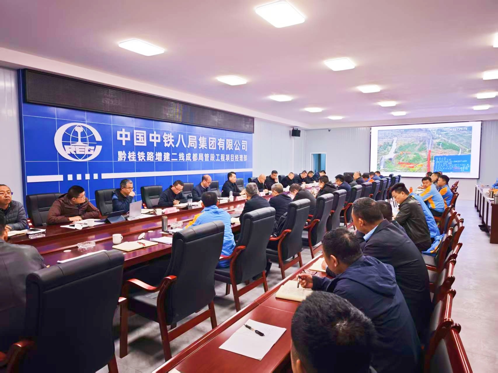 羅田郎率隊(duì)到集團(tuán)公司黔桂鐵路增建二線(xiàn)成都局管段工程項(xiàng)目經(jīng)理部調(diào)研檢查